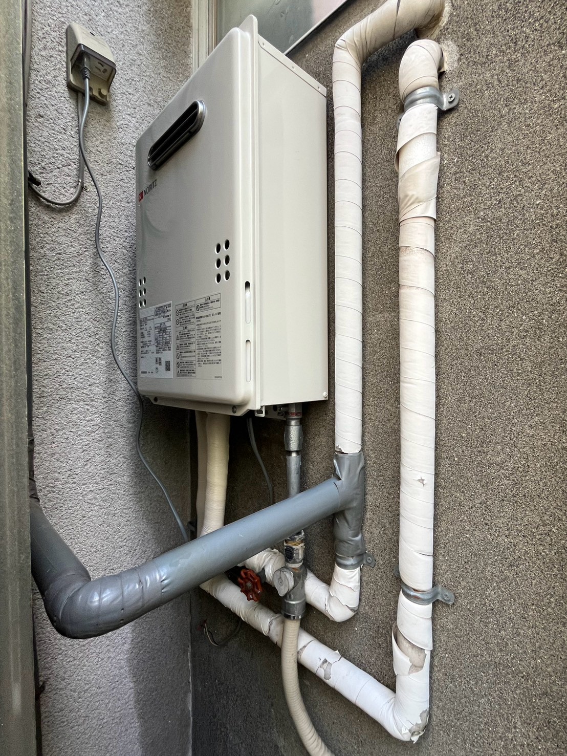 給湯専用給湯器の高所壁掛け交換事例